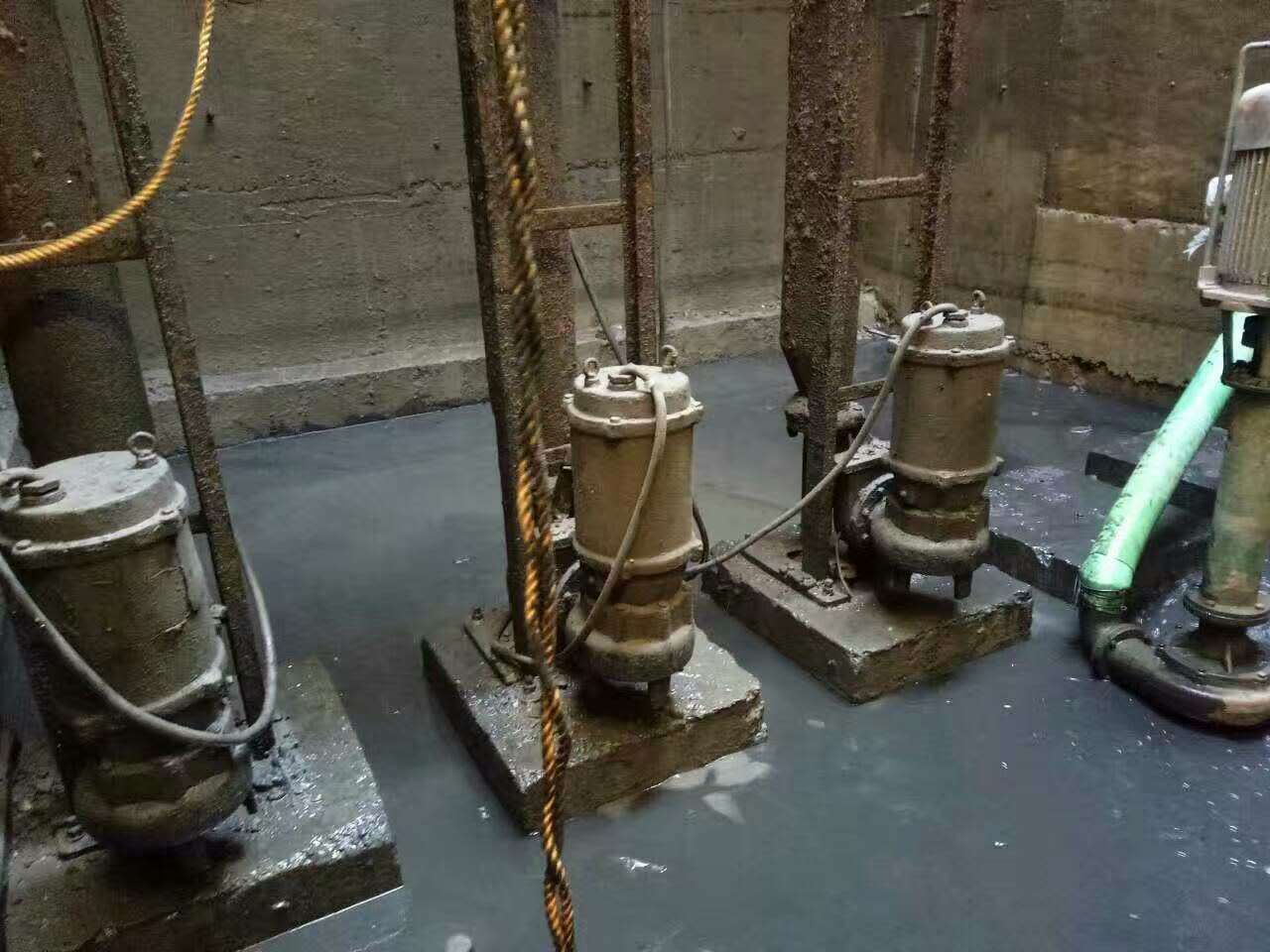 中原镇污水池清理